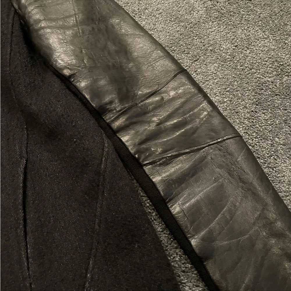HELMUT LANG BLACK WILLOWED FELT LEATHER-SLEEVE COAT - Picture 3 of 9